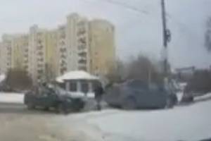 В Брянске сняли на видео аварию двух легковушек у поворота на БГИТУ