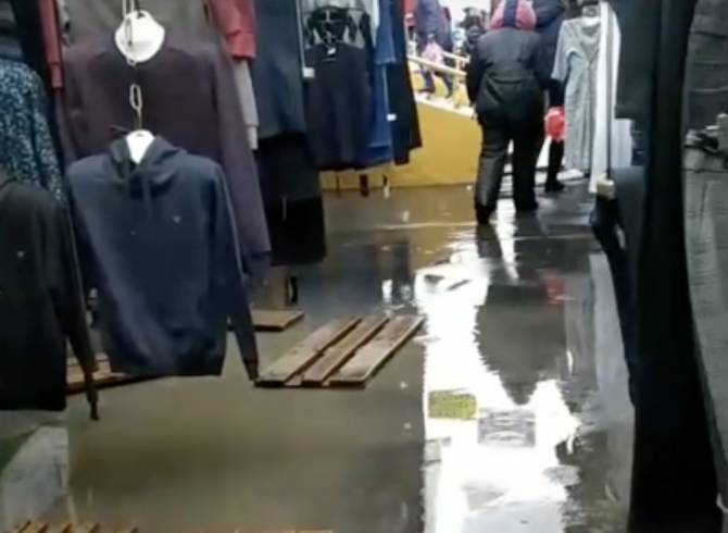 В Брянске сняли на видео потоп на Бежицком рынке