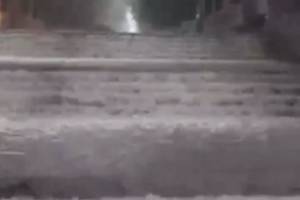 В Брянске лестница на бульваре Гагарина превратилась в горную реку