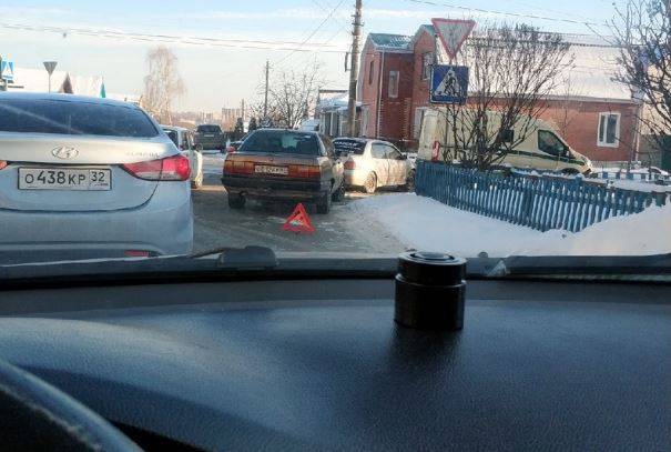 В Брянске на улице Урицкого столкнулись три автомобиля