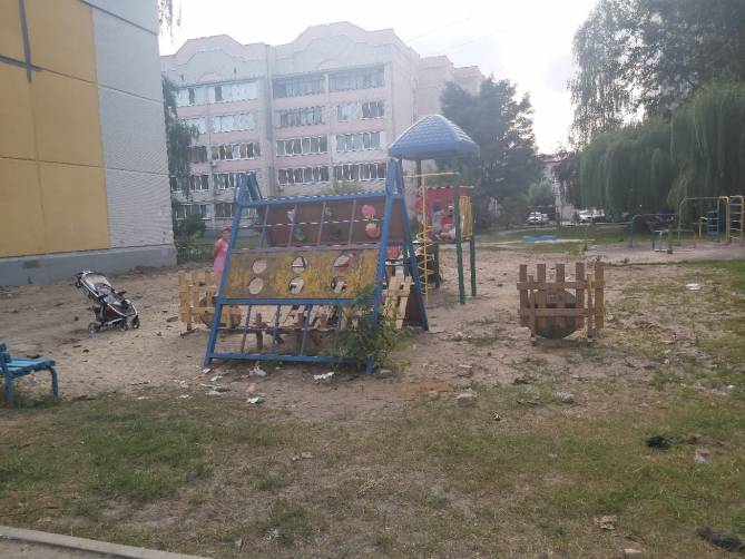 В Брянске на детской площадке коммунальщики забыли убрать мусор после замены труб