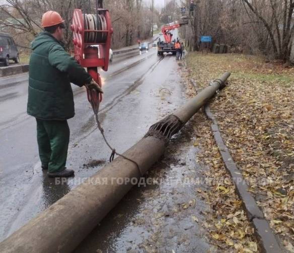 В Брянске приступили к замене аварийных электроопор на улице Урицкого