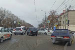 Брянские водители застряли в гигантской пробке на Станке Димитрова