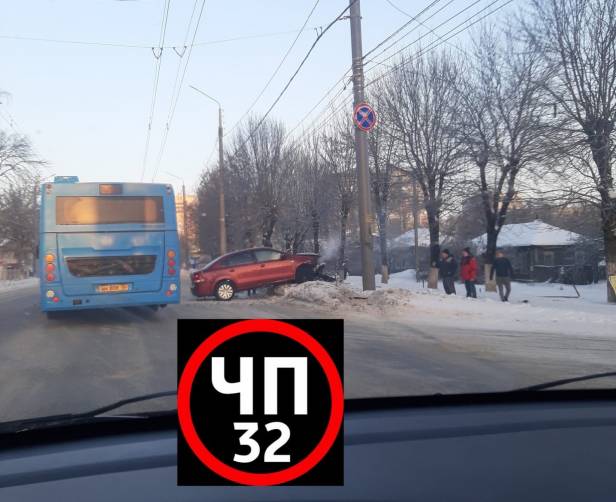 В Брянске возле ТРЦ «Мельница» легковушка слетела с дороги