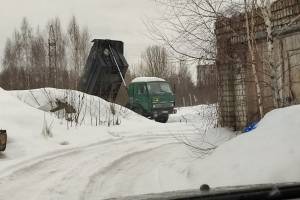 В Брянске водителя КАМАЗа выгрузил 10 тонн мусора на свалку за гаражами
