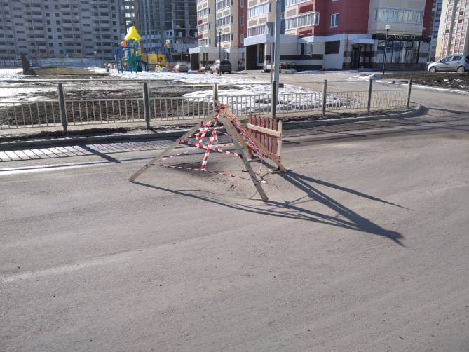 В Брянске на новой дороге по улице Грибачева провалился асфальт