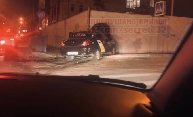 В Брянске машина «Яндекс. Такси» протаранила забор