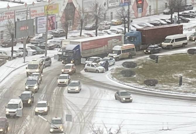 В Брянске из-за аварии на Стальзаводе образовалась пробка