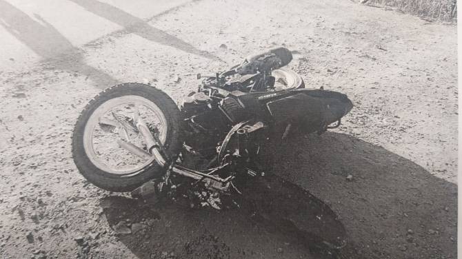 Под Брянском 19-летний байкер врезался в иномарку и порвал пятку