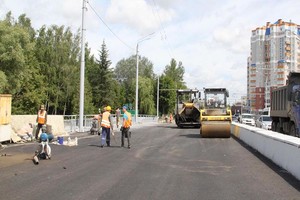 В Брянске на Первомайском мосту заменили 8 соток бракованного асфальта