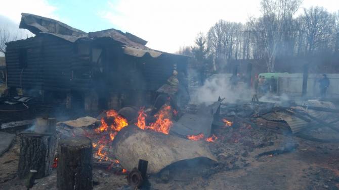 В Дубровке сгорели жилой дом и сарай