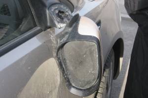 В Брянске во дворе многоэтажки отморозок разбил зеркало заднего вида автомобиля