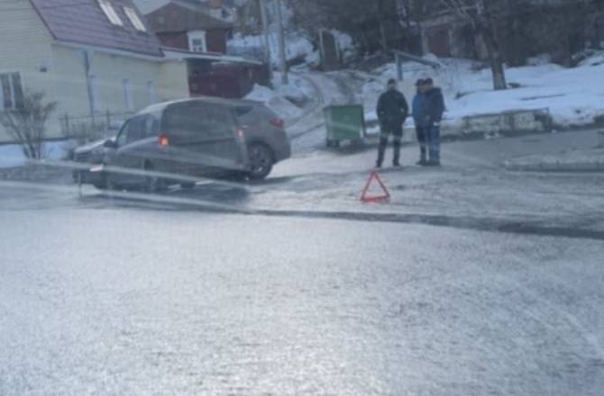Два автомобиля столкнулись у памятника артиллеристам в Брянске