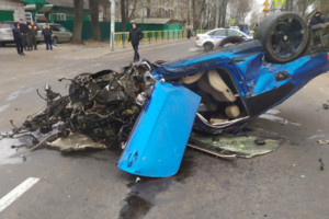 В Брянске водитель BMW протаранил два автомобиля и перевернулся