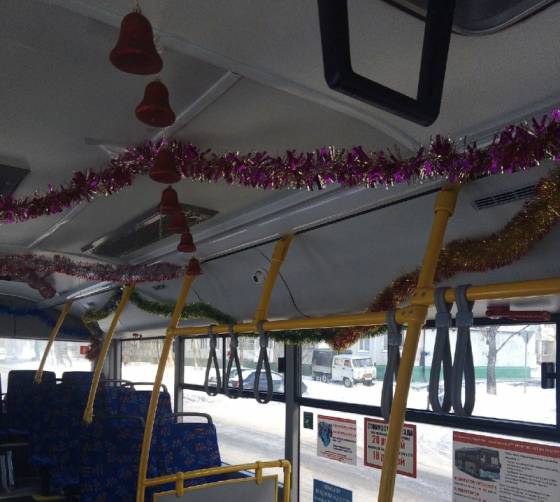 В Брянске салон автобуса №31 украсили к праздникам