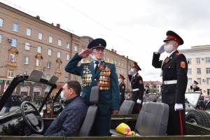 В Брянске 12 ветеранов приняли участие в торжественном марше