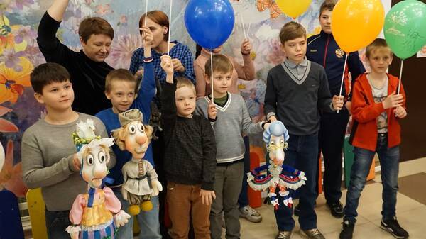 Брянский театр кукол провел акцию «Сказка в подарок» для детей из приютов
