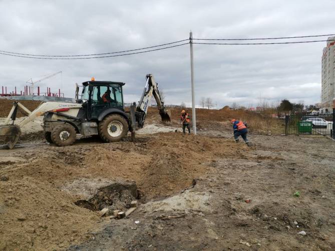 В Брянске на переулке Пилотов продолжается борьба с проседанием грунта