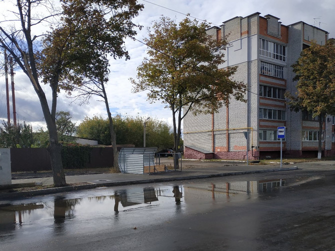 В Брянске рухнула новая остановка из-за мощного ветра