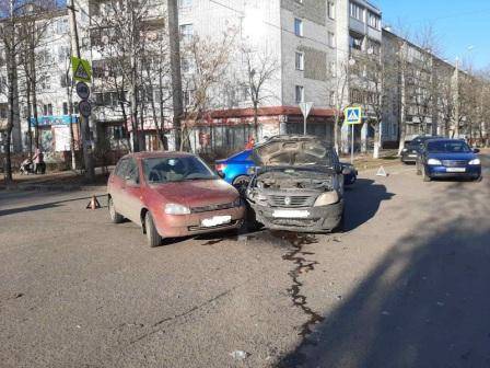 В Брянске на Орловской водитель легковушки разбил голову в ДТП