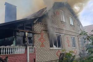 В Почепе горел двухэтажный частный жилой дом