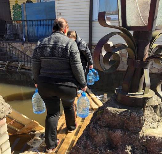В Брянске жителям затопленных домов по улице Нижне-Заречной доставили продукты и воду
