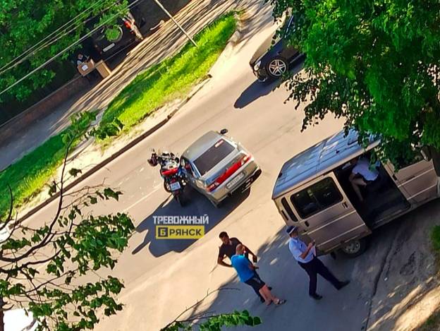 В Брянске на улице Ульянова столкнулись легковушка и мотоцикл