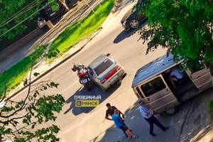 В Брянске на улице Ульянова столкнулись легковушка и мотоцикл