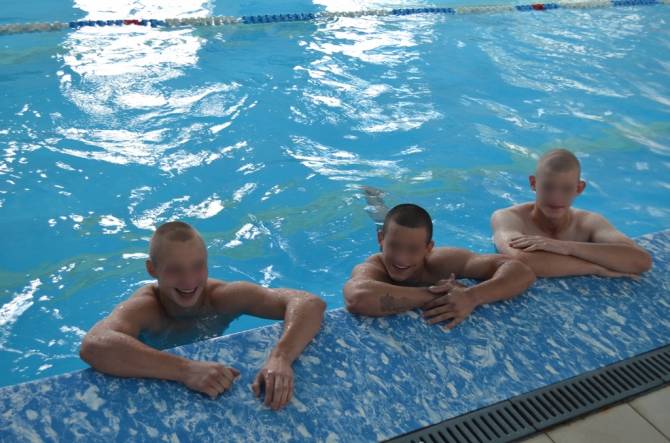 В Брянске малолетних преступников поощрили поездкой в бассейн