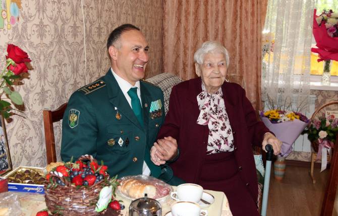 В Брянске 100-летняя ветеран войны связала скатерти на продажу для помощи участникам СВО