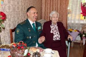 В Брянске 100-летняя ветеран войны связала скатерти на продажу для помощи участникам СВО