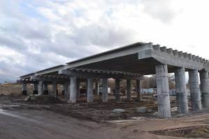 В Брянске на набережной уложили три пролета строящегося моста