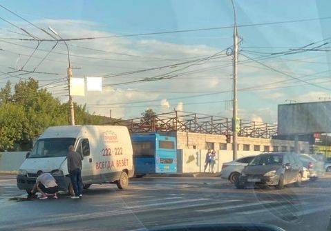 В Брянске на Литейной столкнулись грузовое такси и легковушка