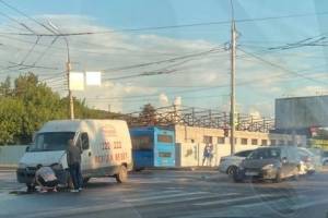 В Брянске на Литейной столкнулись грузовое такси и легковушка