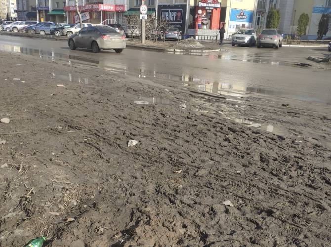 В Брянске на Горбатова вслед за остановкой в грязи утонул тротуар
