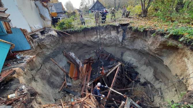 Жилой дом в брянском селе Вышков обрушился из-за карстового провала