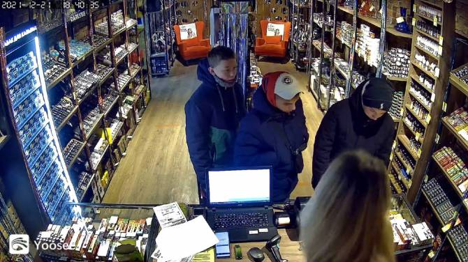 В Брянске подростки украли в магазине вейп и попали на видео