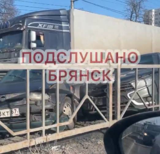 В Брянске на проспекте Московском разбились две легковушки