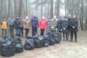 В Новозыбкове школьники навели порядок в лесополосе