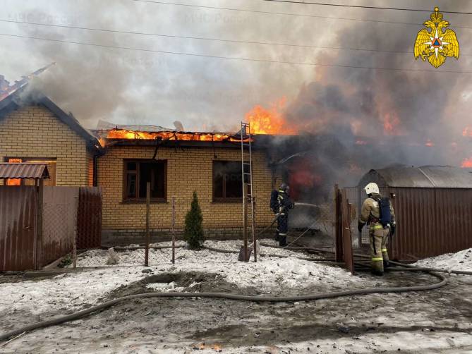 В Брянске потушили горящий дом в переулке Транспортный