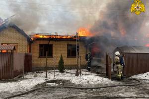 В Брянске потушили горящий дом в переулке Транспортный