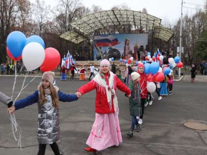 В Клинцах День народного единства отметили хороводом