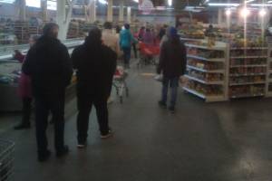 В Брянском супермаркете образовалась огромная очередь