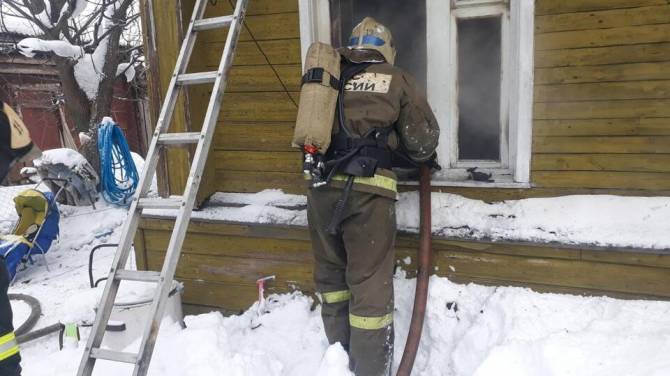 При пожаре в жилом доме погибли 4 детей и их мать