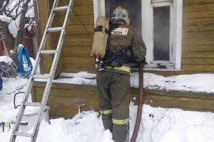 При пожаре в жилом доме погибли 4 детей и их мать