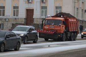 В Брянске на борьбу со снегом выехали 65 единиц техники