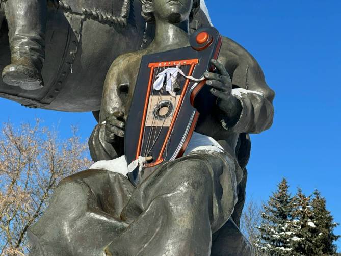 В Брянске вандалы повредили памятник «Пересвет и Боян» на Покровской горе