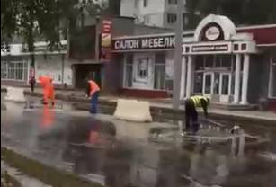 В Брянске на новой дороге коммунальщики лопатами вычерпывают лужи