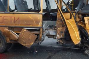 В Брянской области школьный автобус влетел в остановку