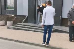В центре Брянска сняли на видео разгром двери супермаркета «Дикси»